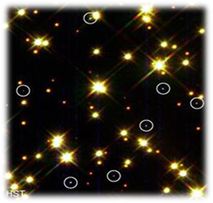 Photograph:White dwarf stars (circled) in globular cluster M4.The brightest stars in this field are yellow stars similar to the Sun; smaller, dim stars are red dwarfs.