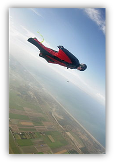 http://upload.wikimedia.org/wikipedia/commons/thumb/3/37/Wingsuit_flyer_in_Holland.jpg/220px-Wingsuit_flyer_in_Holland.jpg